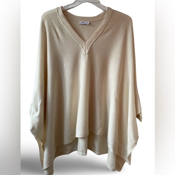 NWOT Vince off-white, oversize, wool-cashmere blend V-neck poncho sweater, XS/S - Picture 3 of 8